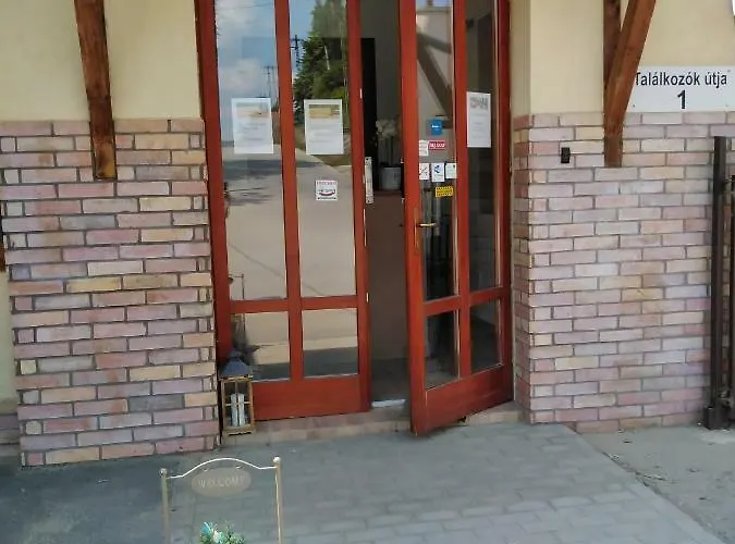 Tavi Panzio Es Etterem B&B